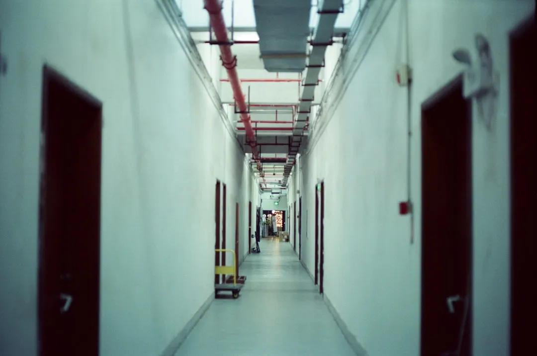 楼宇自控系统中空调温控器与新风控制器的联动控制方案设计