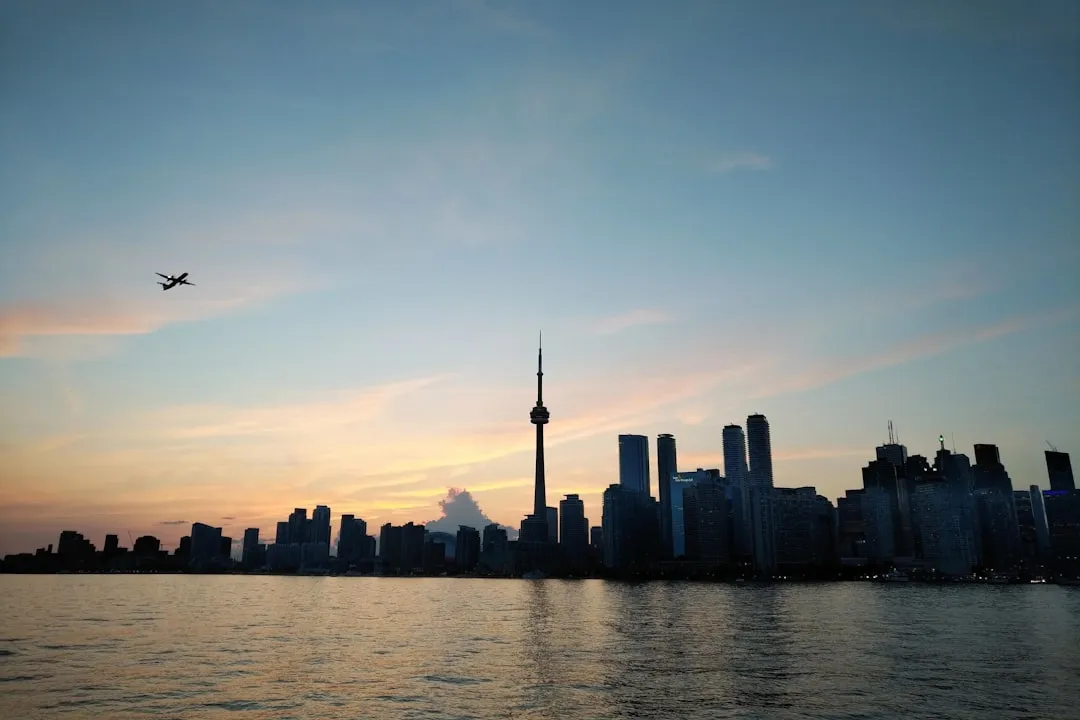 空调温控器与新风控制器联动方案在办公建筑中的应用