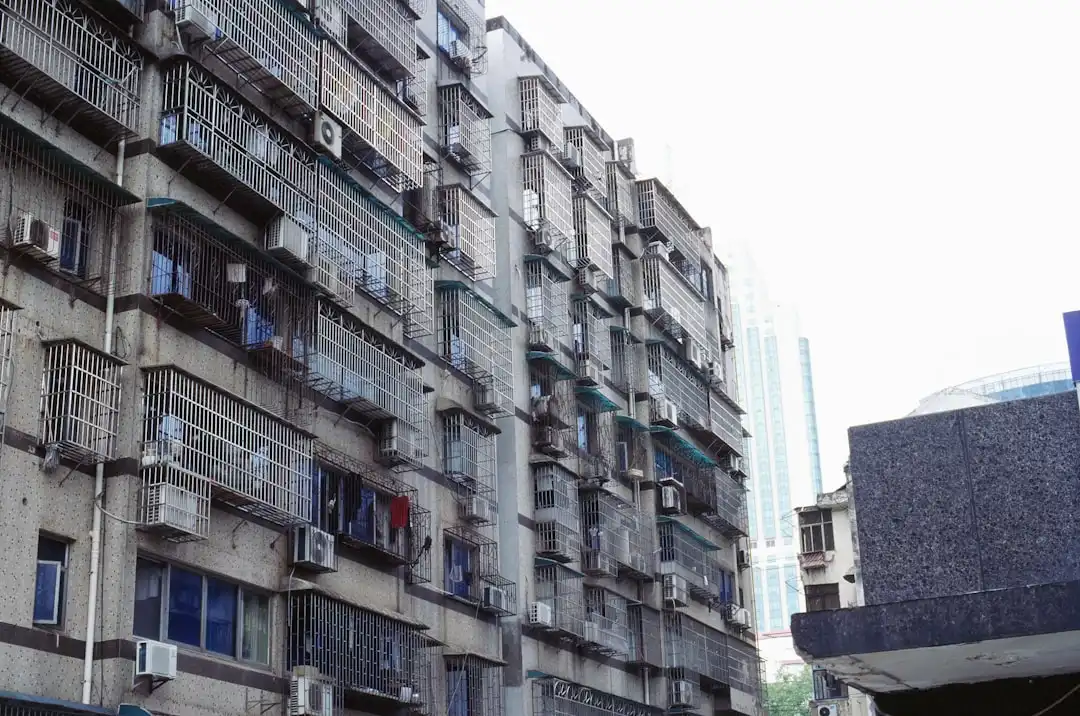 空调温控器与新风控制器选型对比：商业楼宇如何实现节能与舒适平衡