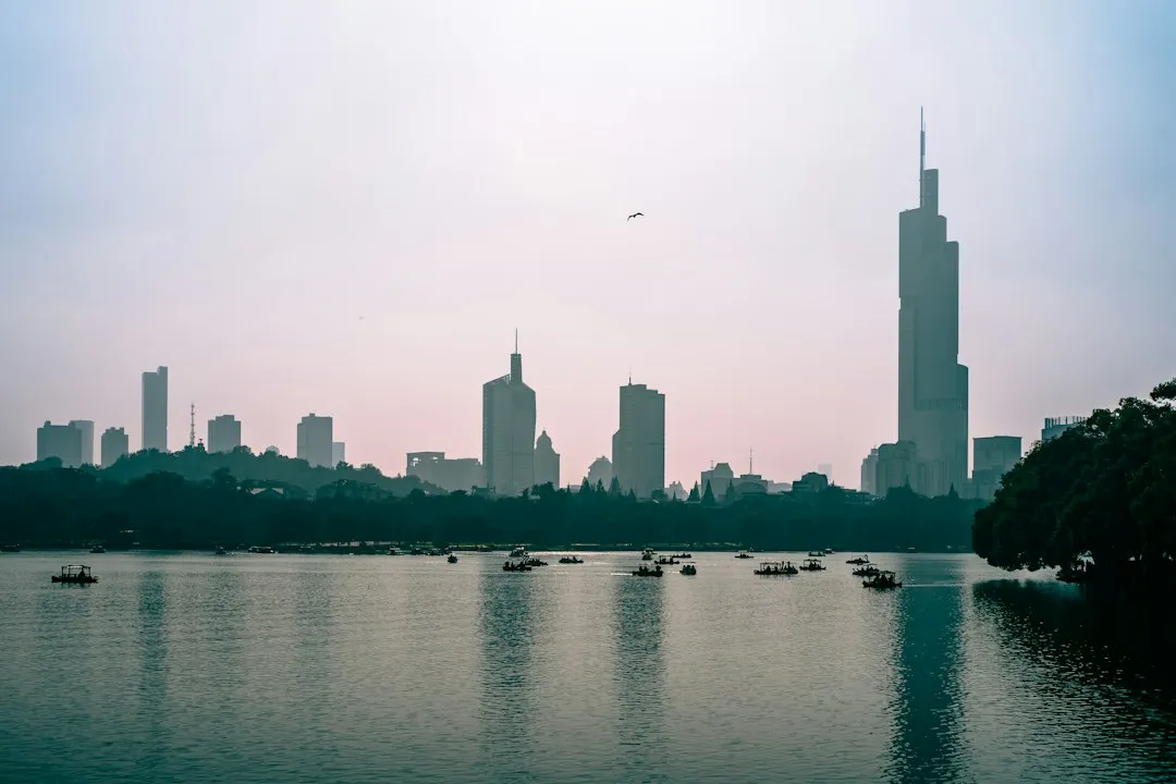 智能照明控制模块与空调温控器联动方案在办公建筑中的节能应用
