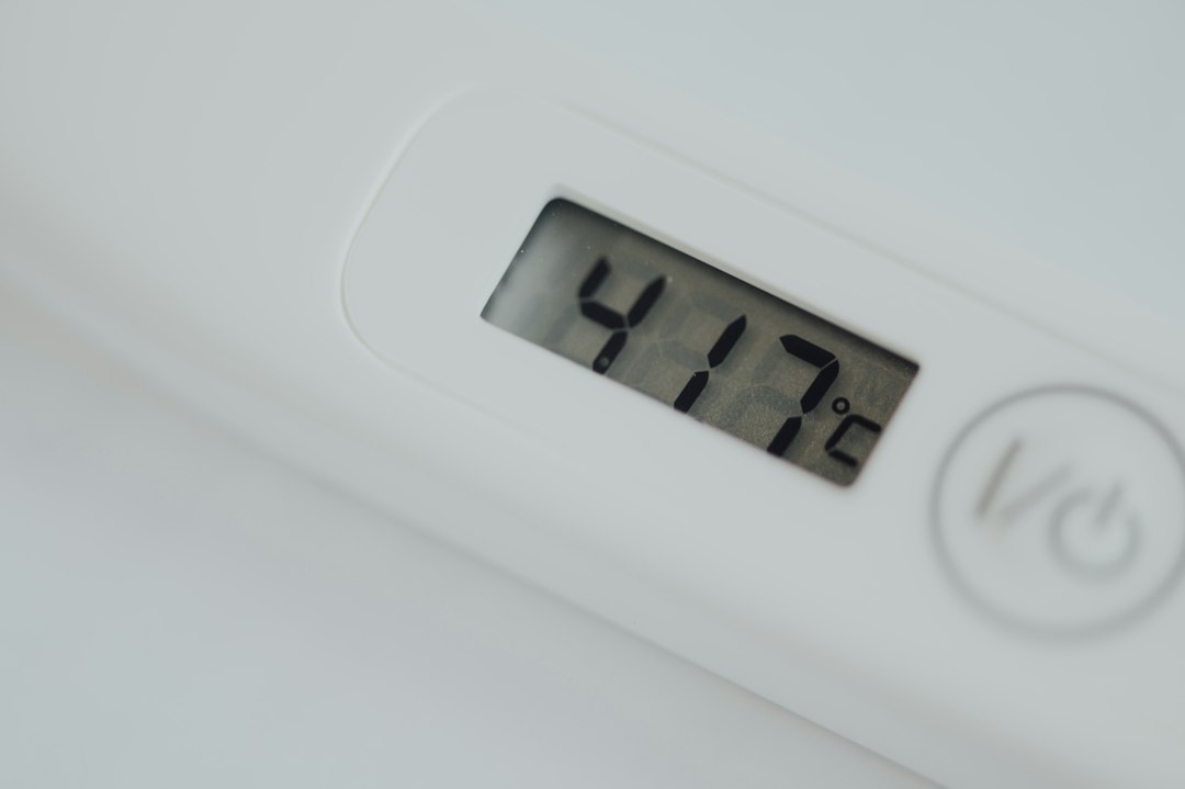 空调温控器与新风控制器联动方案在办公场景中的实践